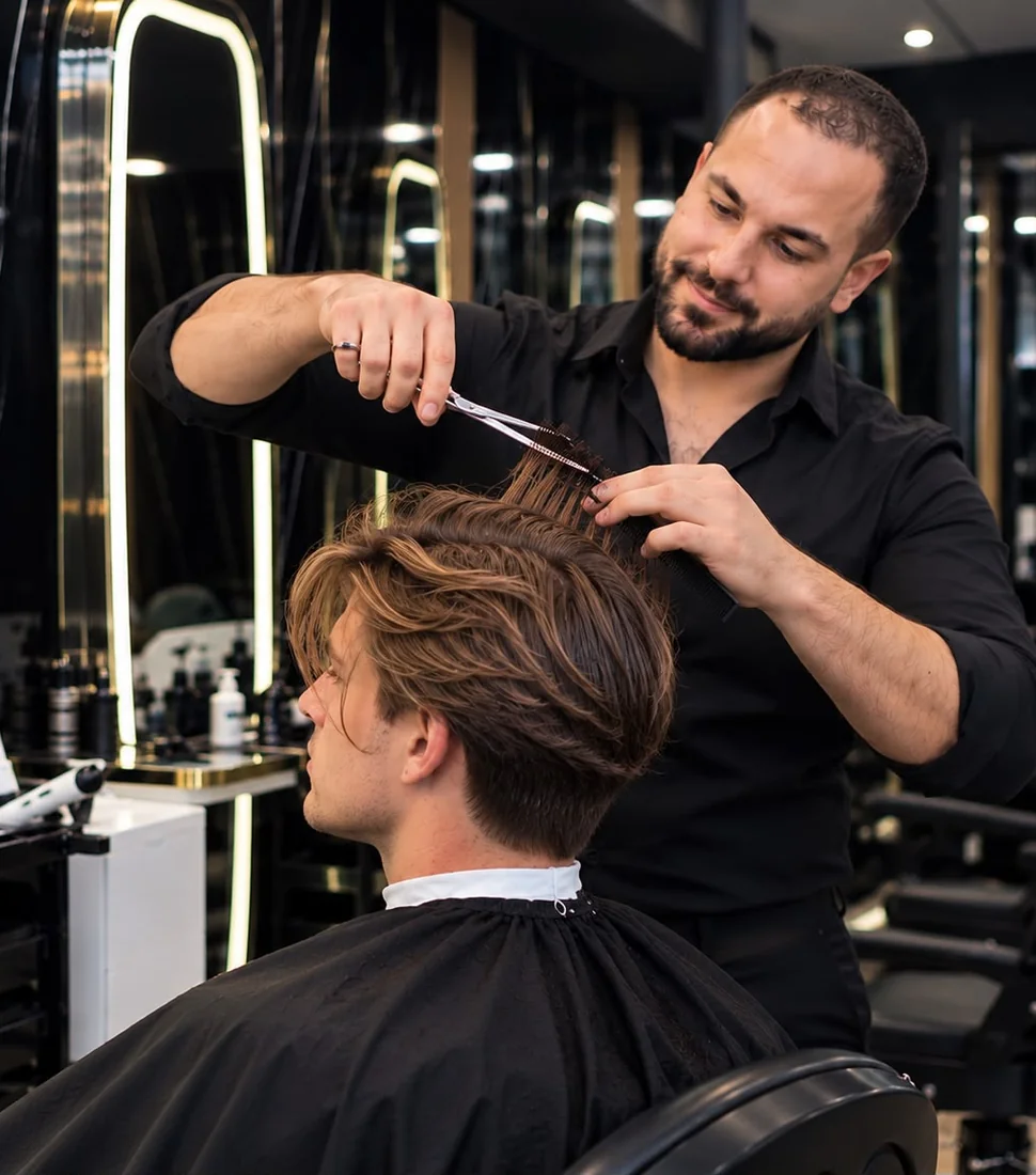 Korte buzz cut met gelijkmatig geknipt haar en nette contouren — AI-gegenereerd demobeeld
