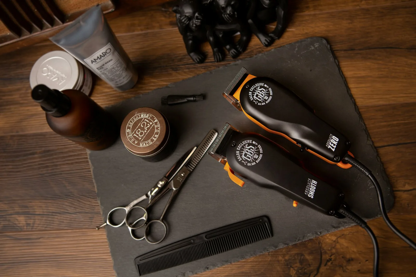 Kappersgereedschap en haarproducten op een houten werkblad — sfeerfoto